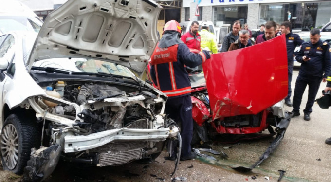 Bursa'da feci kaza! 1'i bebek 4 yaralı