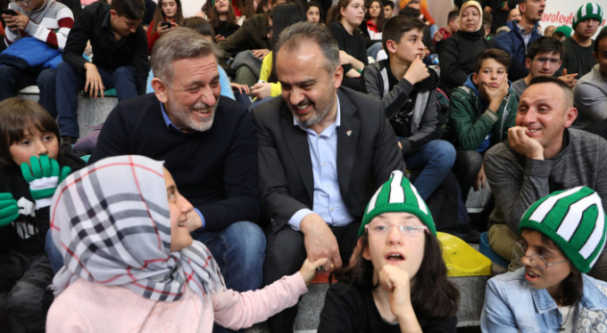 Tribünde özel buluşma!