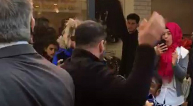 Tipini beğenmediği palyaçolara saldırdı!