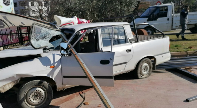 Bursa'da kamyonet iş yerine daldı!