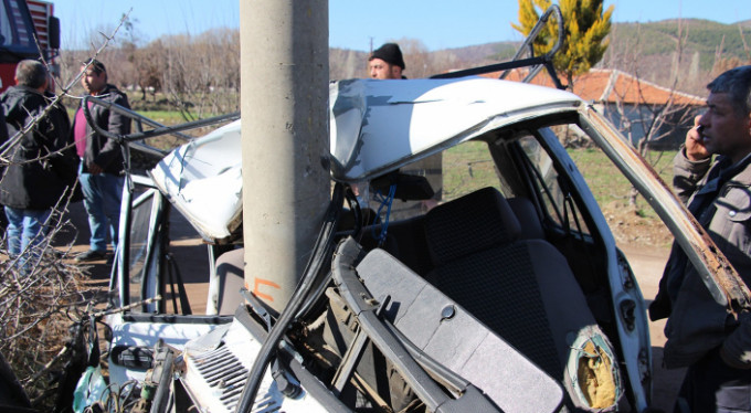 Kontrolden çıktı, elektrik direğine çarptı!