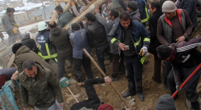 İran'daki deprem Van'ı da salladı! 8 ölü