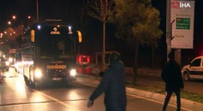 Fenerbahçe kafilesine yumurtalı saldırı