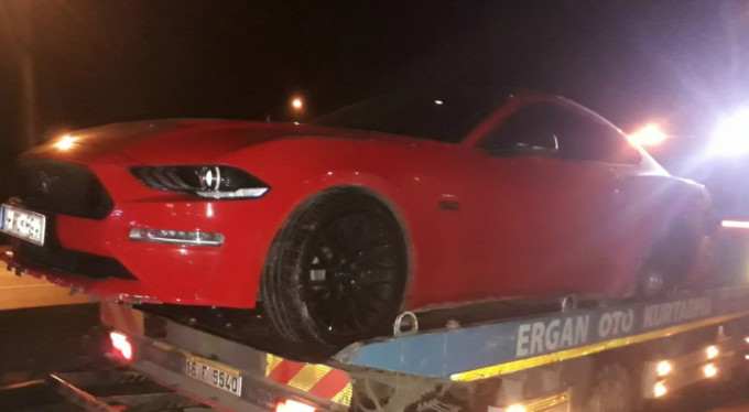 Bursa'da lüks otomobil karşı şeride geçti! 2 yaralı