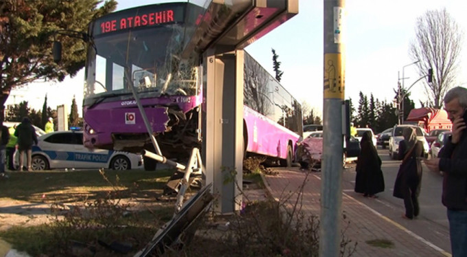 İnanılmaz kaza! Havada asılı kaldı