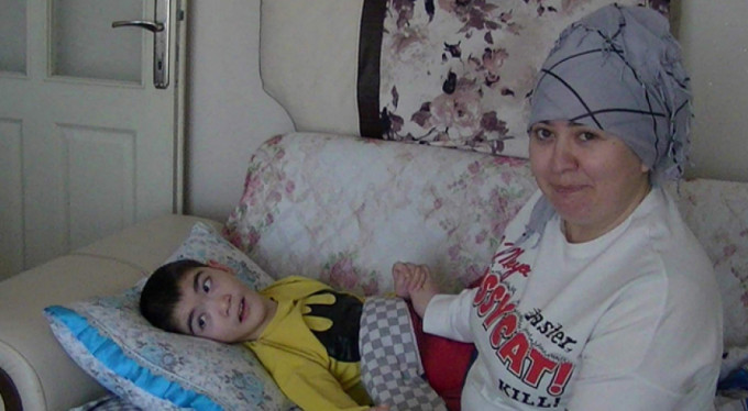 Beyin felci geçiren Efe, yardım eli bekliyor