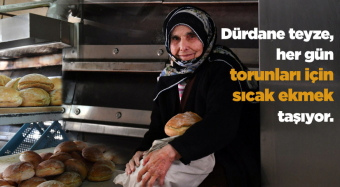Dürdane Teyze, torunları için sıcak ekmek taşıyor
