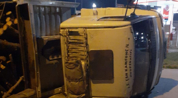 Bursa'da kamyon devrildi!