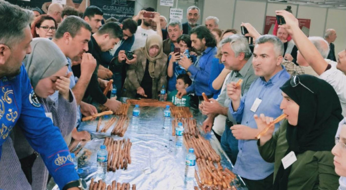 Bursa'da 5 dakikada 6 metrelik böreği yedi!