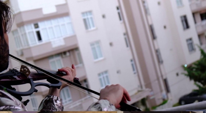 Herkes eve kapandı o konserini bakın nasıl verdi