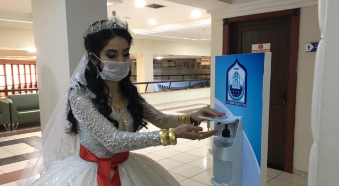 Gelini böyle görenler şaşırıp kaldı