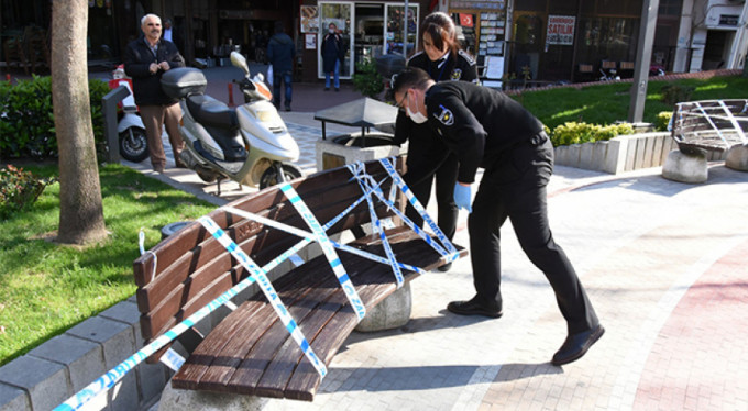 Banklara oturulmasın diye şerit çekildi