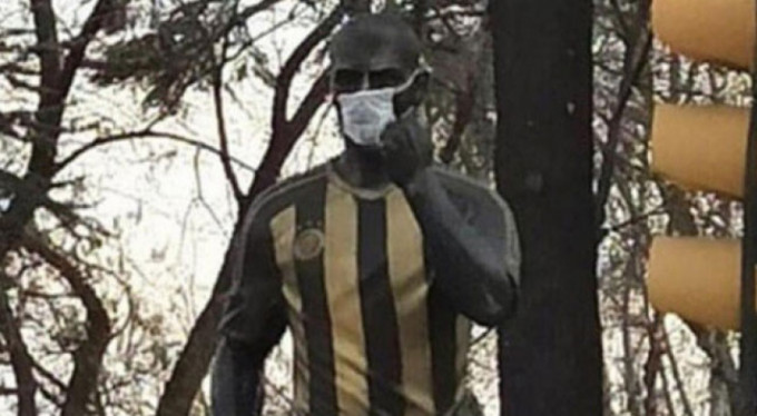 Heykeline maske takılan Alex'ten teşekkür