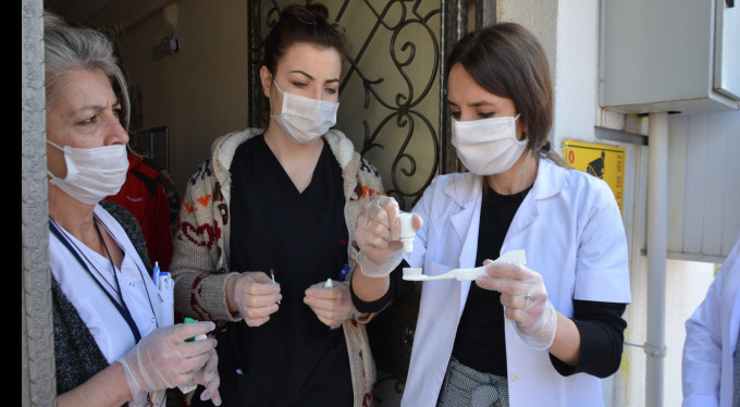 Fırsatçılara inat ücretsiz dağıttılar