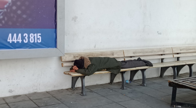 70 yaşındaydı...Bankta sızıp kaldı