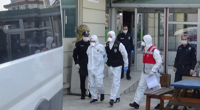 Karantinaya girmeye çalıştı, 2 kişiyi bıçakladı