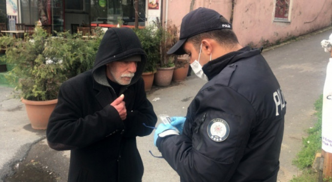 Yasağa uymayan yaşlılardan ilginç tepkiler!