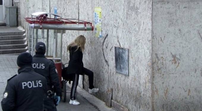 Genç kız, polisi alarma geçirdi! Koronavirüs...