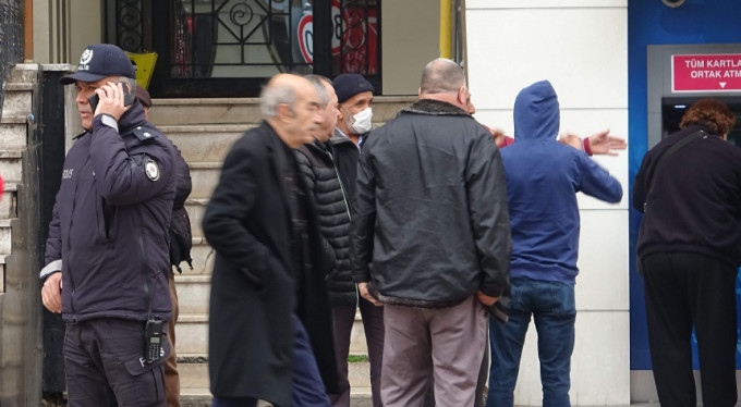 Bursa'da yaşlılar yasağa rağmen banka kuyruğunda