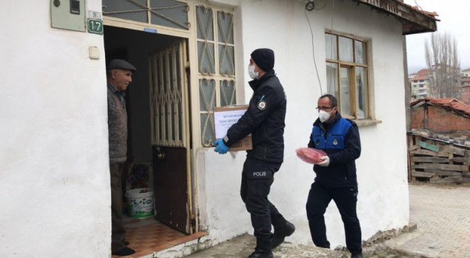 Polis memurundan evdeki yaşlılara duygulandıran sözler