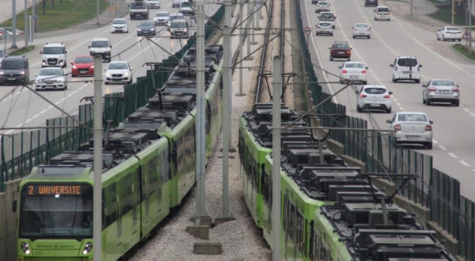 Bursa'da öğrencilere Aktaş'tan 'Bursakart' jesti!