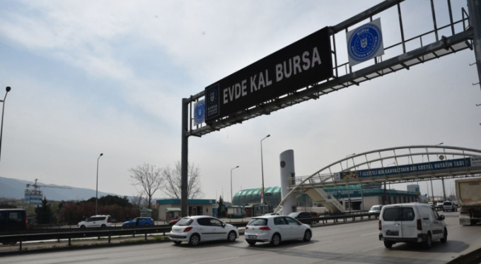 Bursa'da trafik ışıkları da 'Evde kal' diyor!