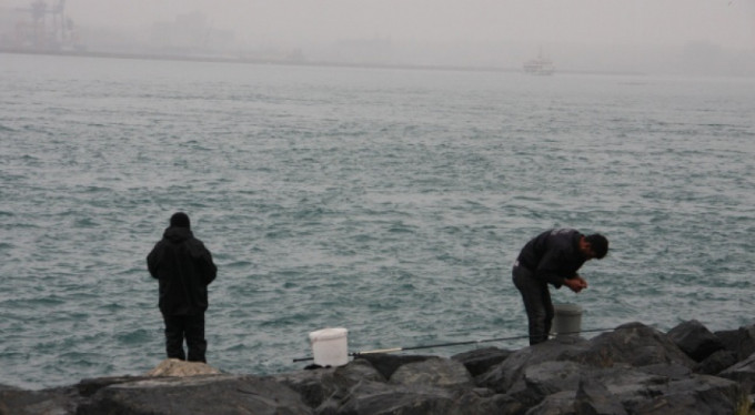 Uyarılara uymayıp balık tutmaya devam ediyorlar!