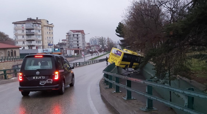 Bursa'da korkunç kaza! Havada asılı kaldı