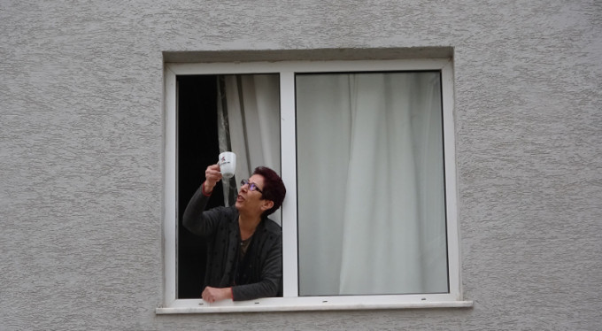 Bursa'da evden çıkamayan komşular bakın ne yaptı