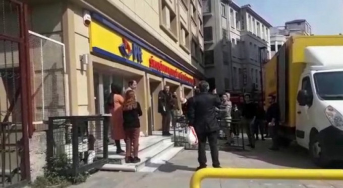 Postanenin  kapatılmasına kızdı, ortalığı birbirine kattı