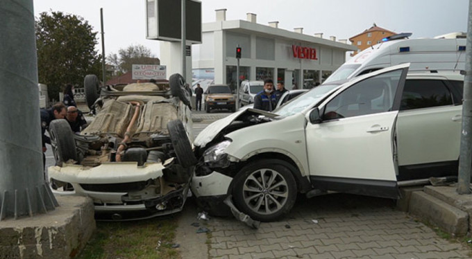 Göreve giden polisler kaza yaptı: 3 yaralı