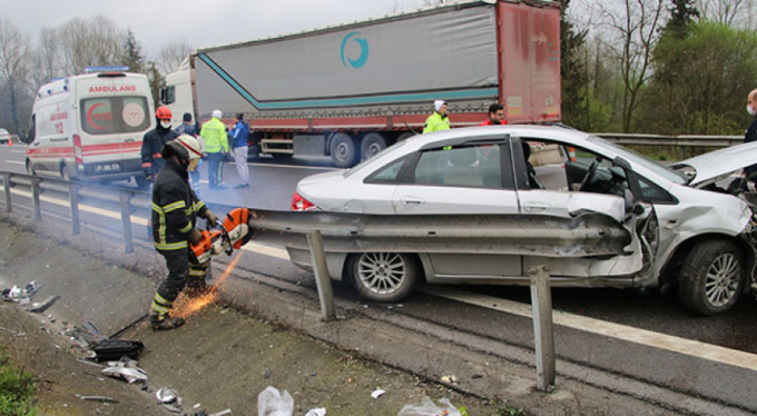 Otomobil bariyere saplandı!