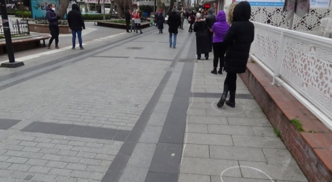 Polis, sosyal mesafeyi korumak için bakın ne yaptı