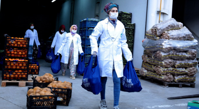 Bursa'da pazar alışverişi Büyükşehir'den