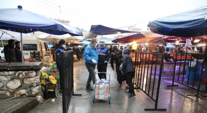 Bursa'da pazarlara girişler kontrol altında!