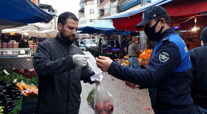 Alışverişe çıkan vatandaşa maskeler Osmangazi'den