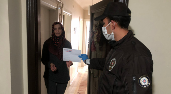 Bursa Emniyeti sokak sokak para dağıttı!