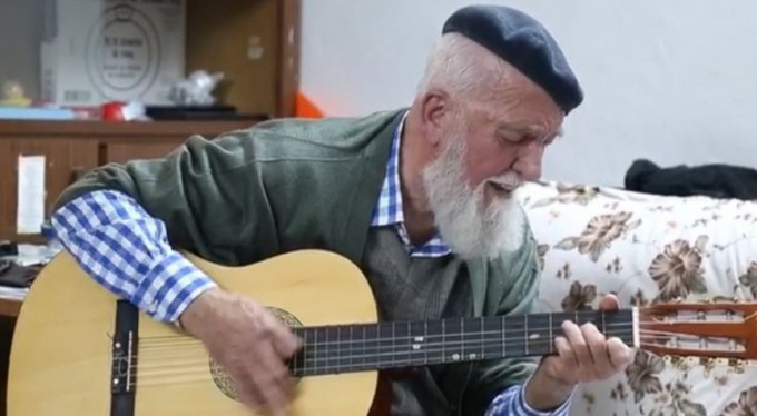 73 yaşındaki gitaristten "Evde kal Türkiye" şarkısı