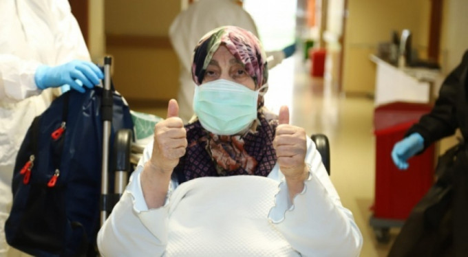 79 yaşında koronayı yendi