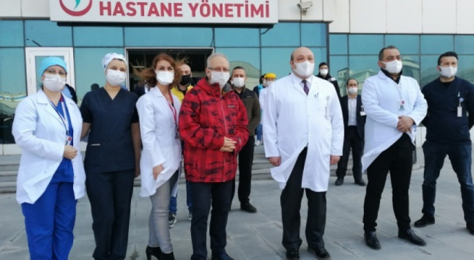 Ünlü profeör korona virüsü yendi!