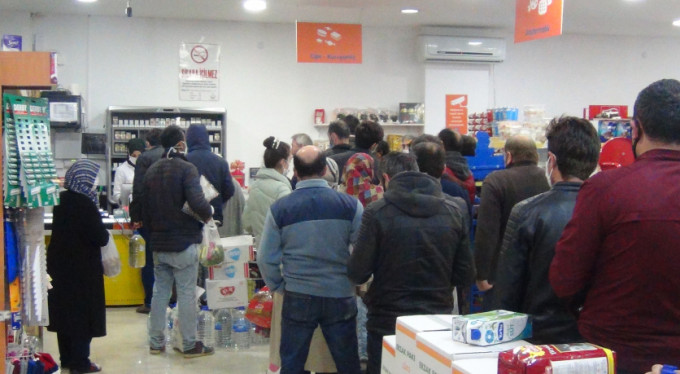 Bursalılar fırın ve marketlere akın etti!