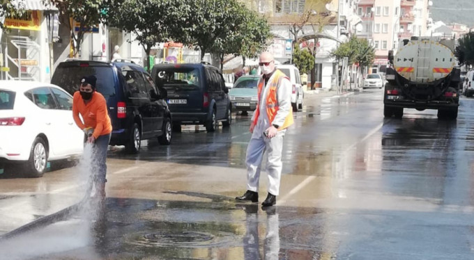 Bursa'da boş caddelerde büyük temizlik!