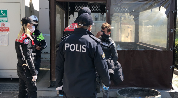 Sokağa çıkma yasağını deldi,  gazetecilere saldırdı!