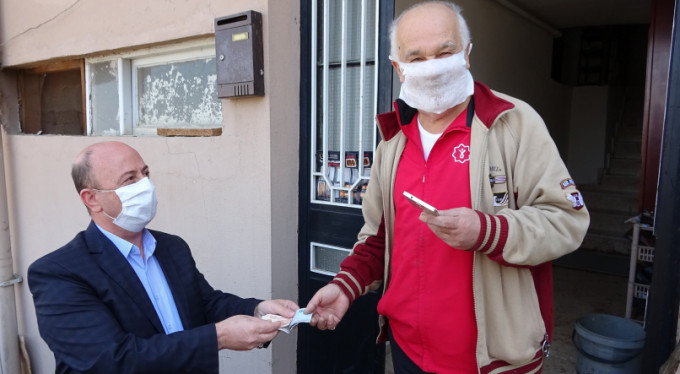 Sokak sokak gezip Bursalıların yardımına koşuyorlar