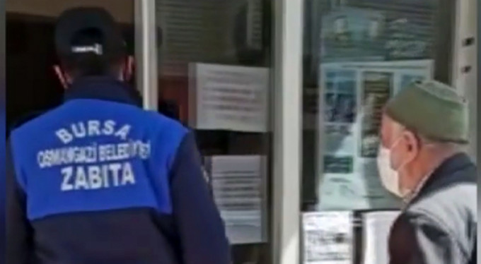 Poşetten maske yapan amcaya 'Can'dan yardım