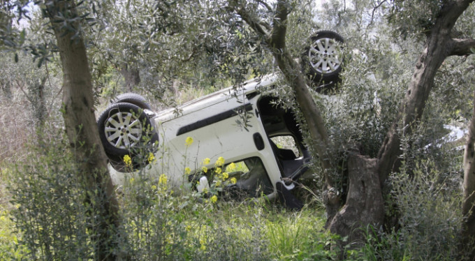 Bursa'da feci kaza! Zeytinliğe uçtu...