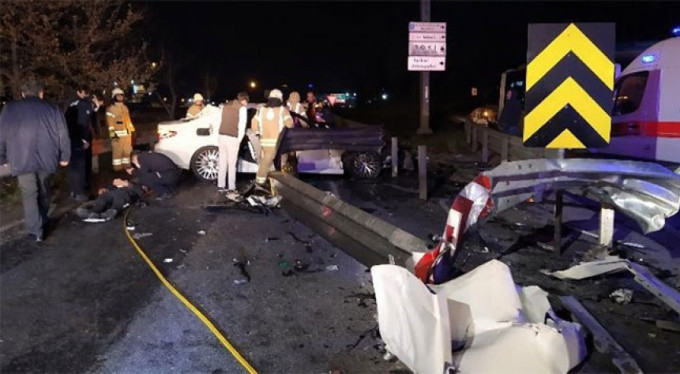 Bariyerlere ok gibi saplandı: 2'si ağır 3 yaralı