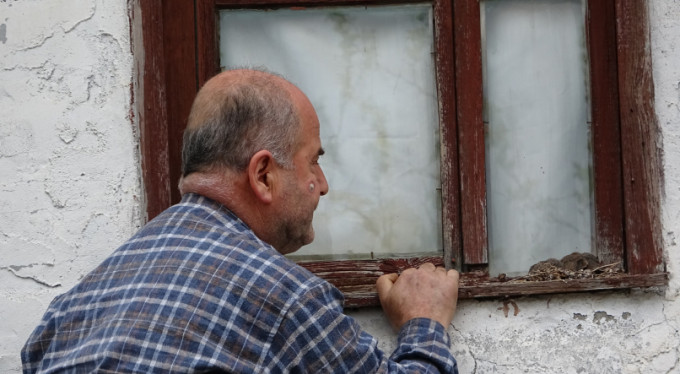 Evden çıkamayan yaşlı adama sürpriz ziyaretçi