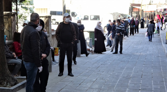 Bursa'da yasak öncesi yüzlerce metre kuyruk!