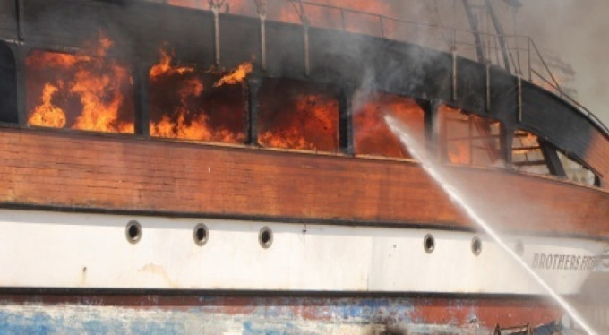 Katamaranda can pazarı! Alev alev yandı...